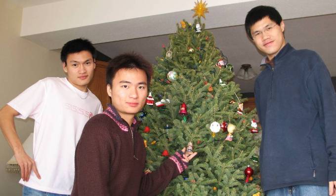 TEAM CHINA DOES CHRISTMAS: THE GUYS DOCORATE THE TREE
