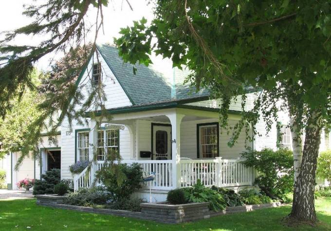 PICTURE-PERFECT FRAME HOUSE IN GODERICH