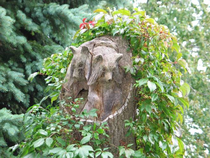 CHARMING TREE-STUMP SCULPTURE IN GODERICH